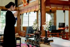 手を合わせる女性