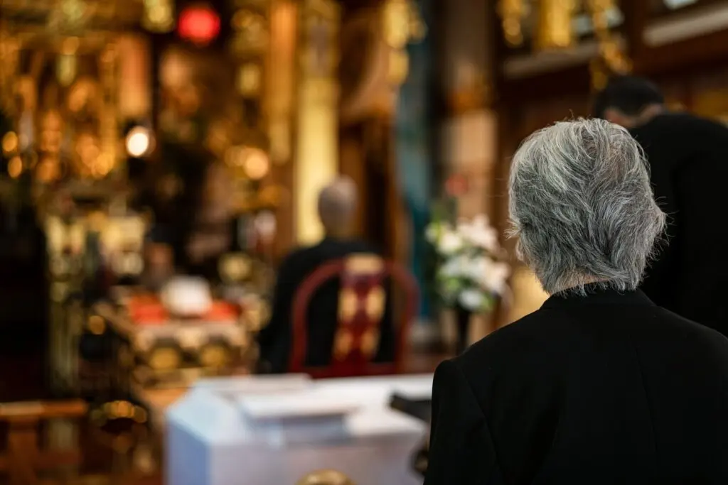 読経を聞く女性