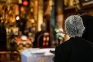 読経を聞く女性