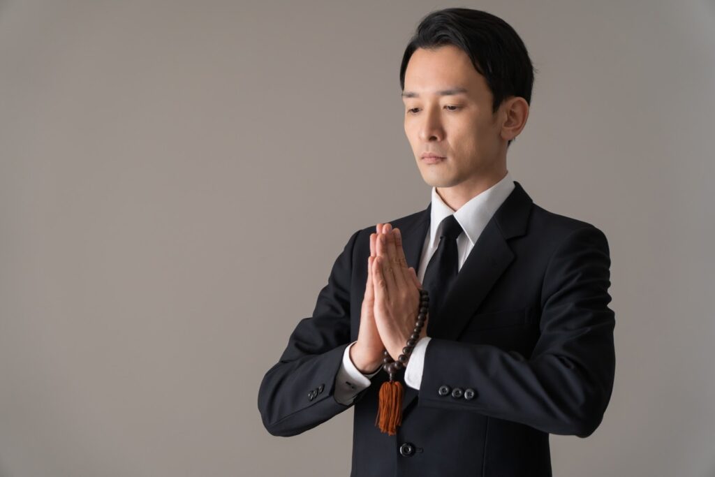 手を合わせる男性