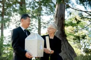 骨壺を持つ遺族