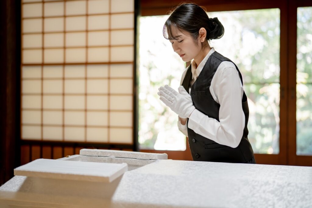 手を合わせる女性