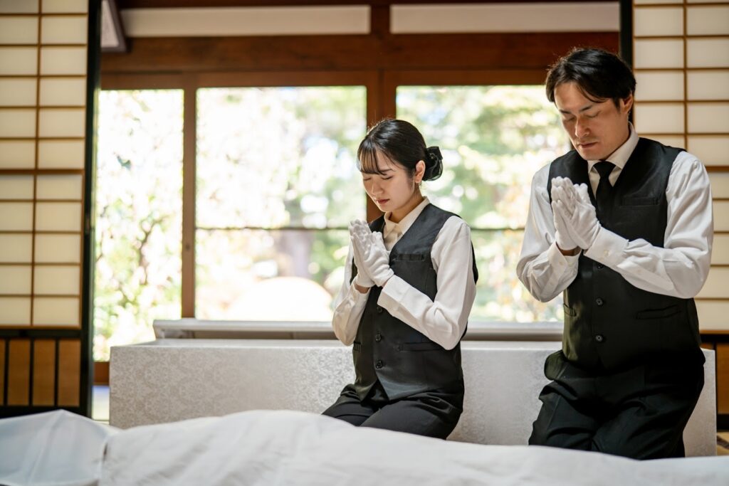 手を合わせる葬儀社