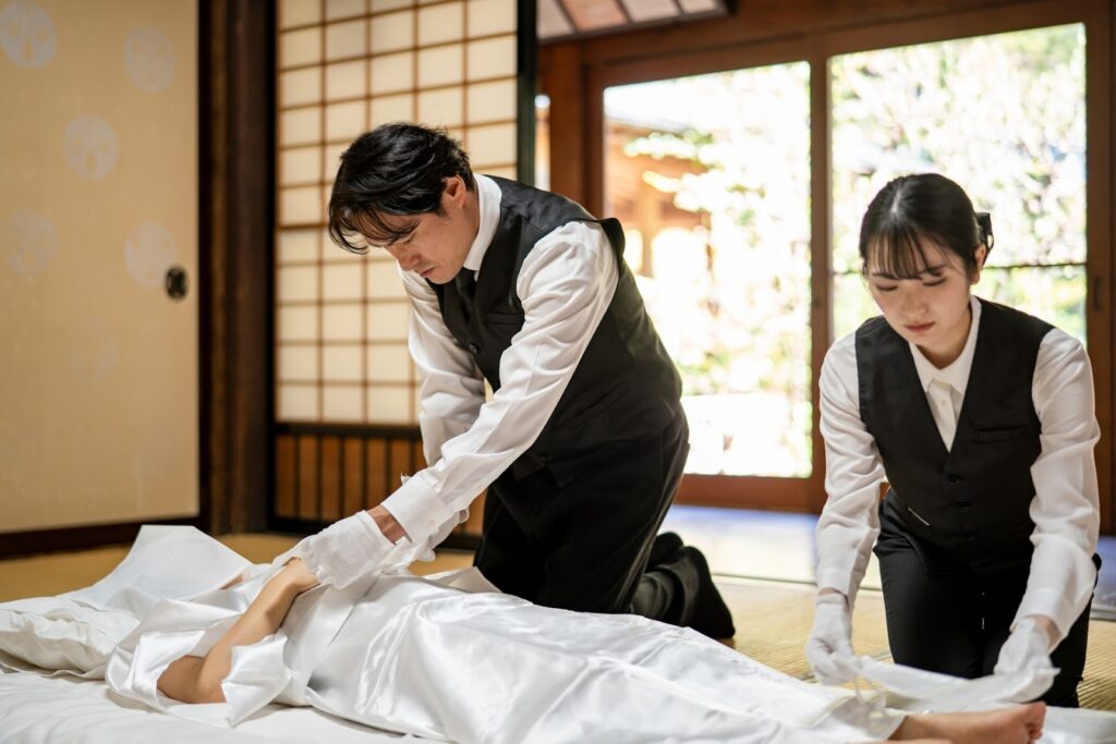 葬儀社スタッフ2人