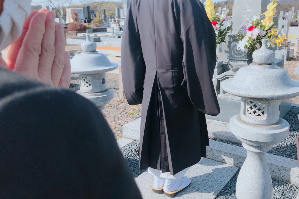 墓と僧侶