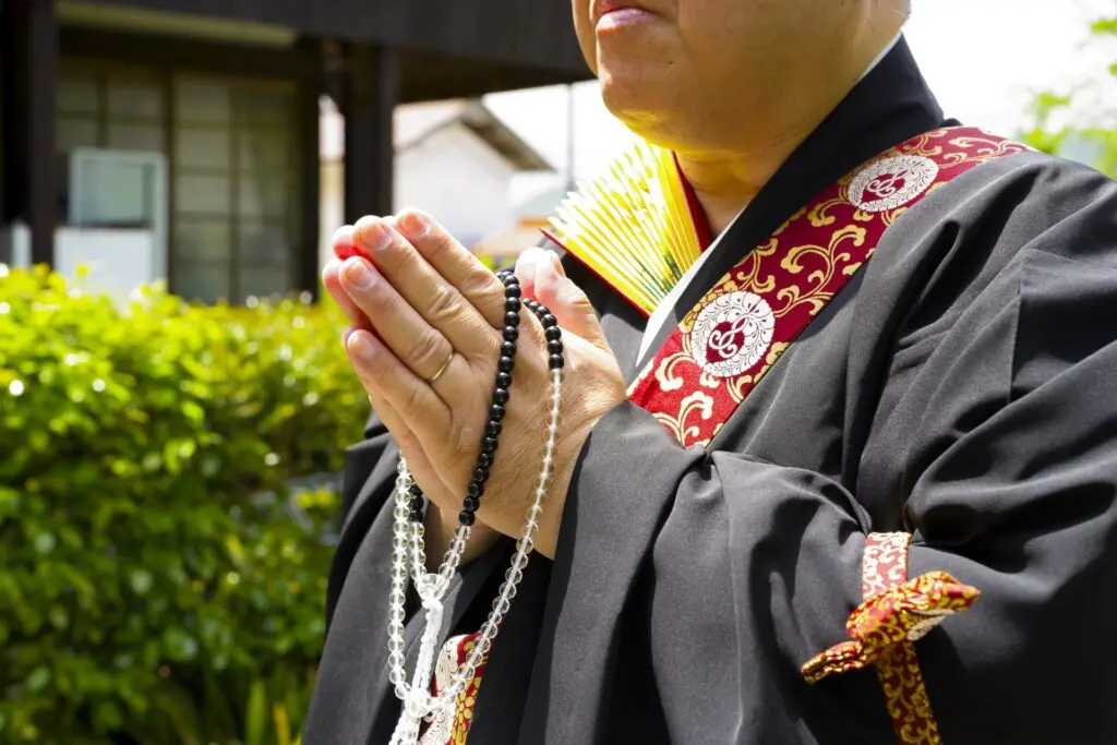 合掌する僧侶