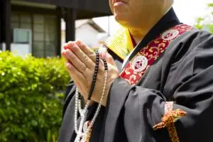 合掌する僧侶
