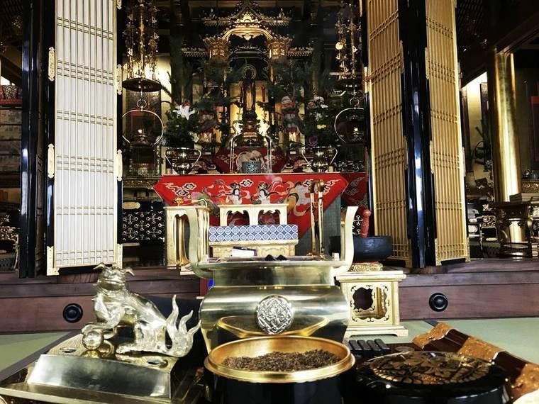 金色の荘厳な寺院の本堂と香炉