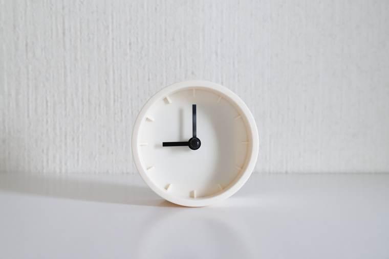 6時を指す白い置き時計