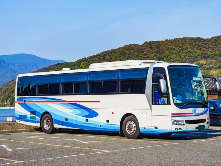 駐車場に停まった観光バス