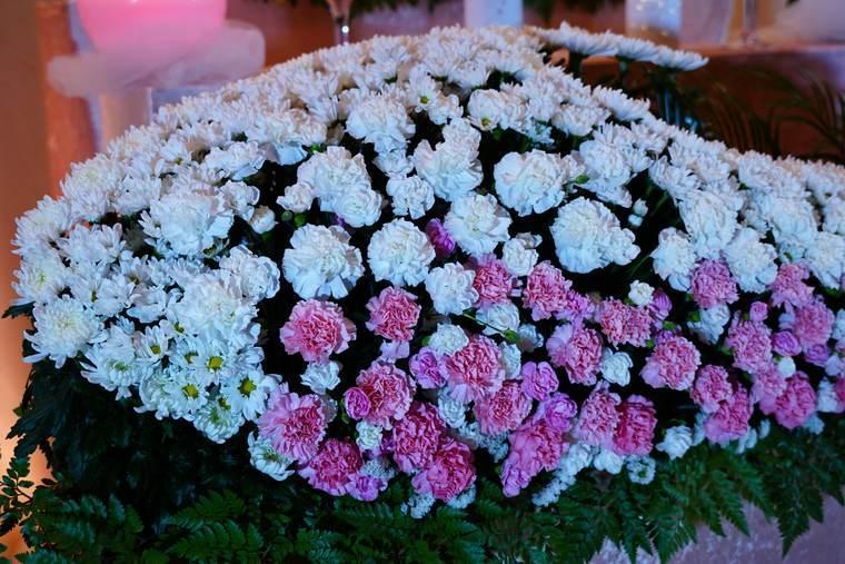 白とピンクのカーネーションの花祭壇