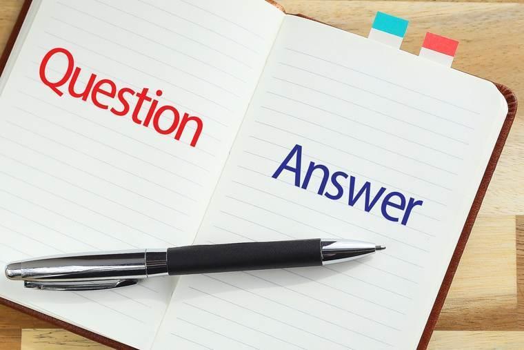 QuestionとAnswerと書かれたノートとペン