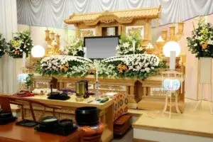 白い生花で飾られた葬儀の祭壇