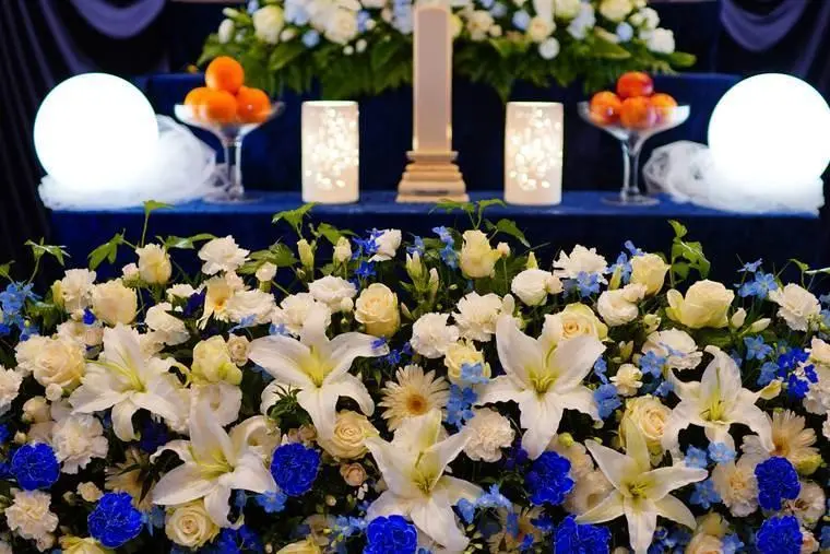 青を基調とした生花祭壇
