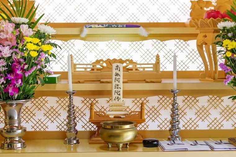 白木祭壇と燭台と香炉