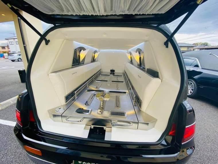 霊柩車の車内