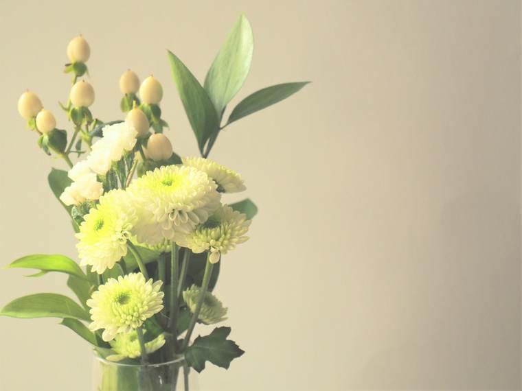 白と黄緑の花を生けた供花