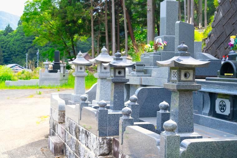 霊園に並ぶ和型墓石