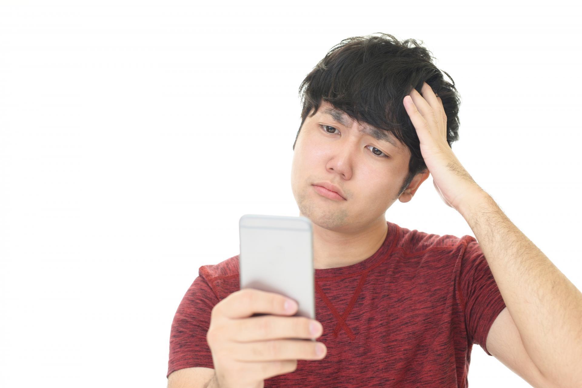 疑問を調べる男性