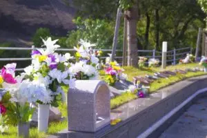 供花が供えられた墓所のイメージ