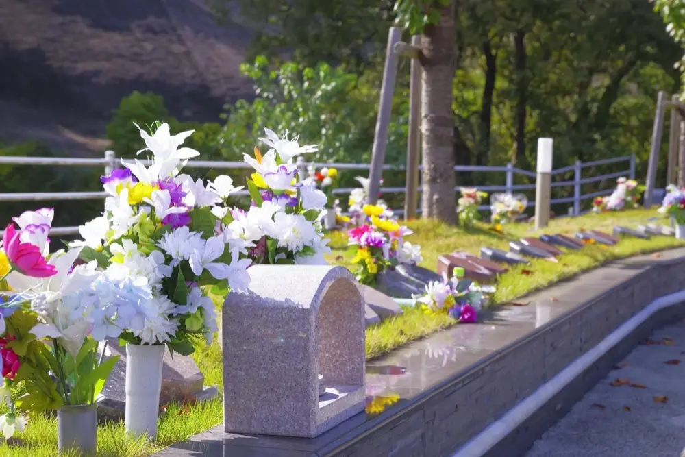 供花が供えられた墓所のイメージ