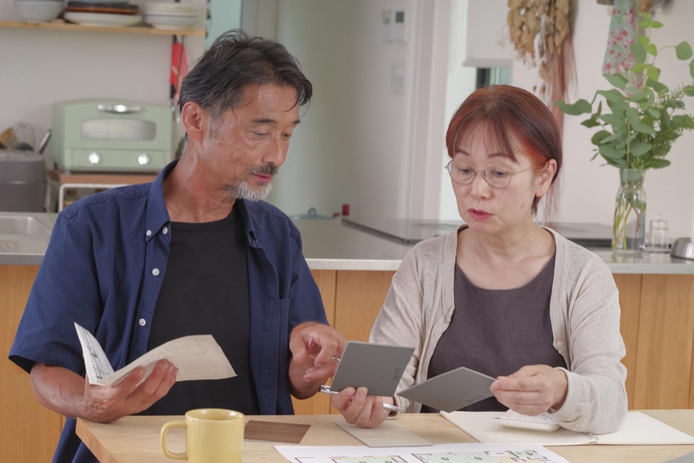 資料を見て検討する夫婦のイメージ