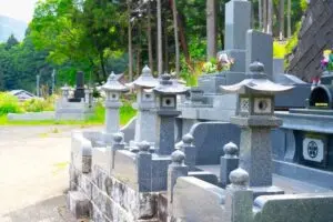 川口市の墓地に並ぶ和型墓石のイメージ