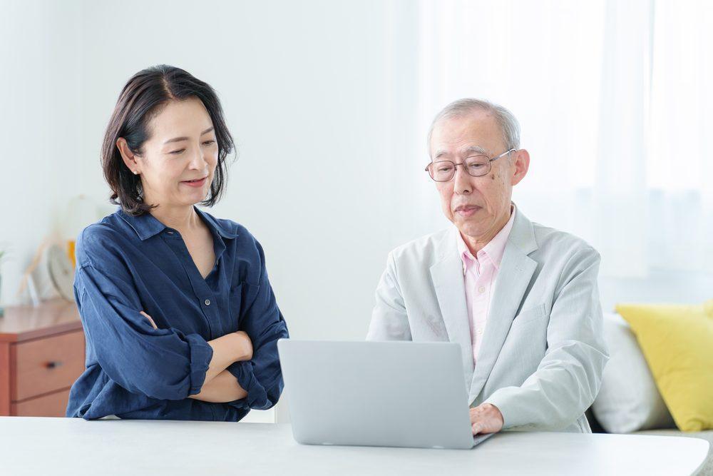 親族で話し合うイメージ