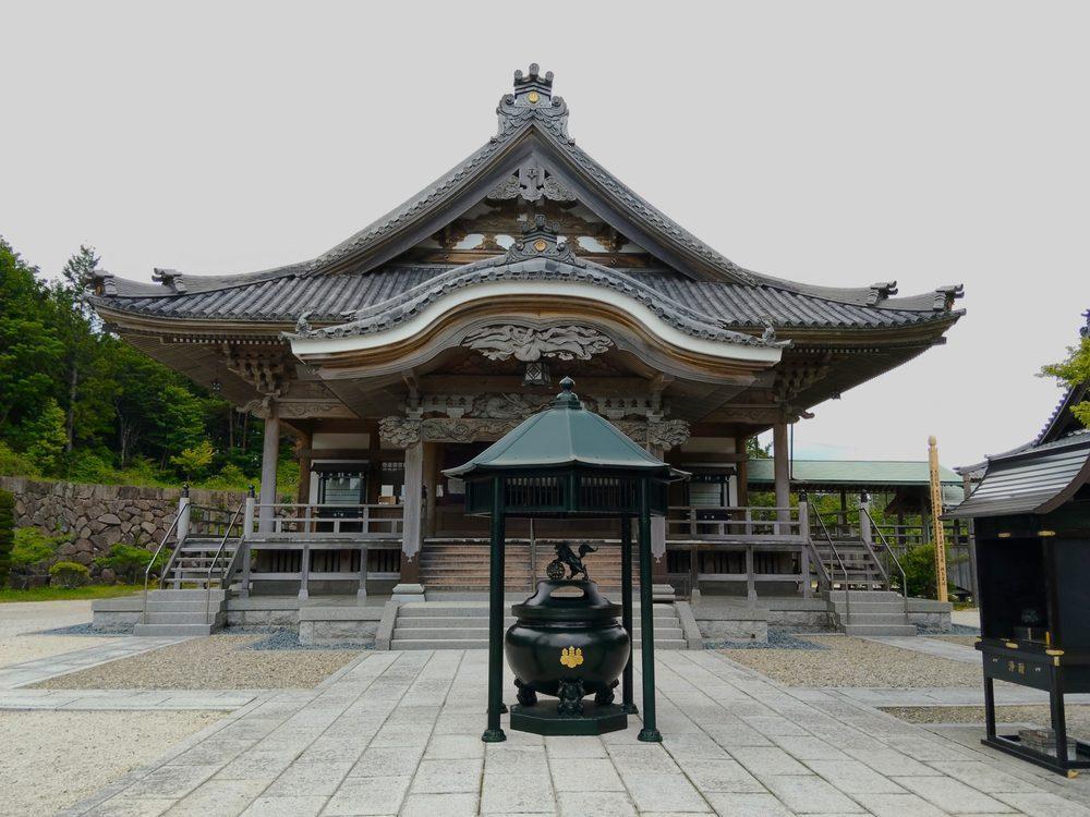 寺院の本堂と香炉のイメージ