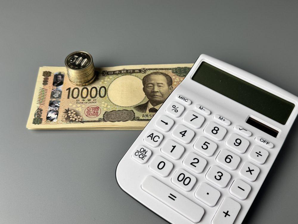 電卓と日本円のイメージ