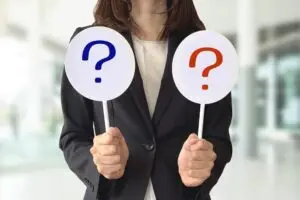 疑問を投げかけるイメージ