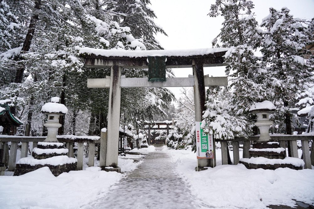雪化粧した神社の鳥居