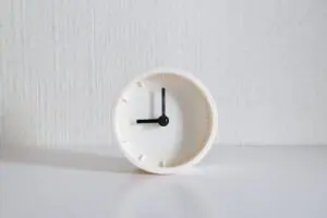 白い置き時計